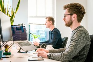 Office Arbeit als Bürokaufmann oder Bürokauffrau - Foto von Tim van der Kuip auf Unsplash