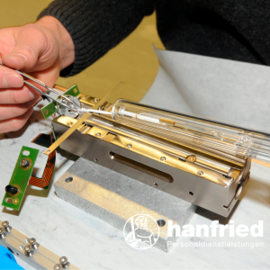 Feinwerkmechaniker bei der Arbeit