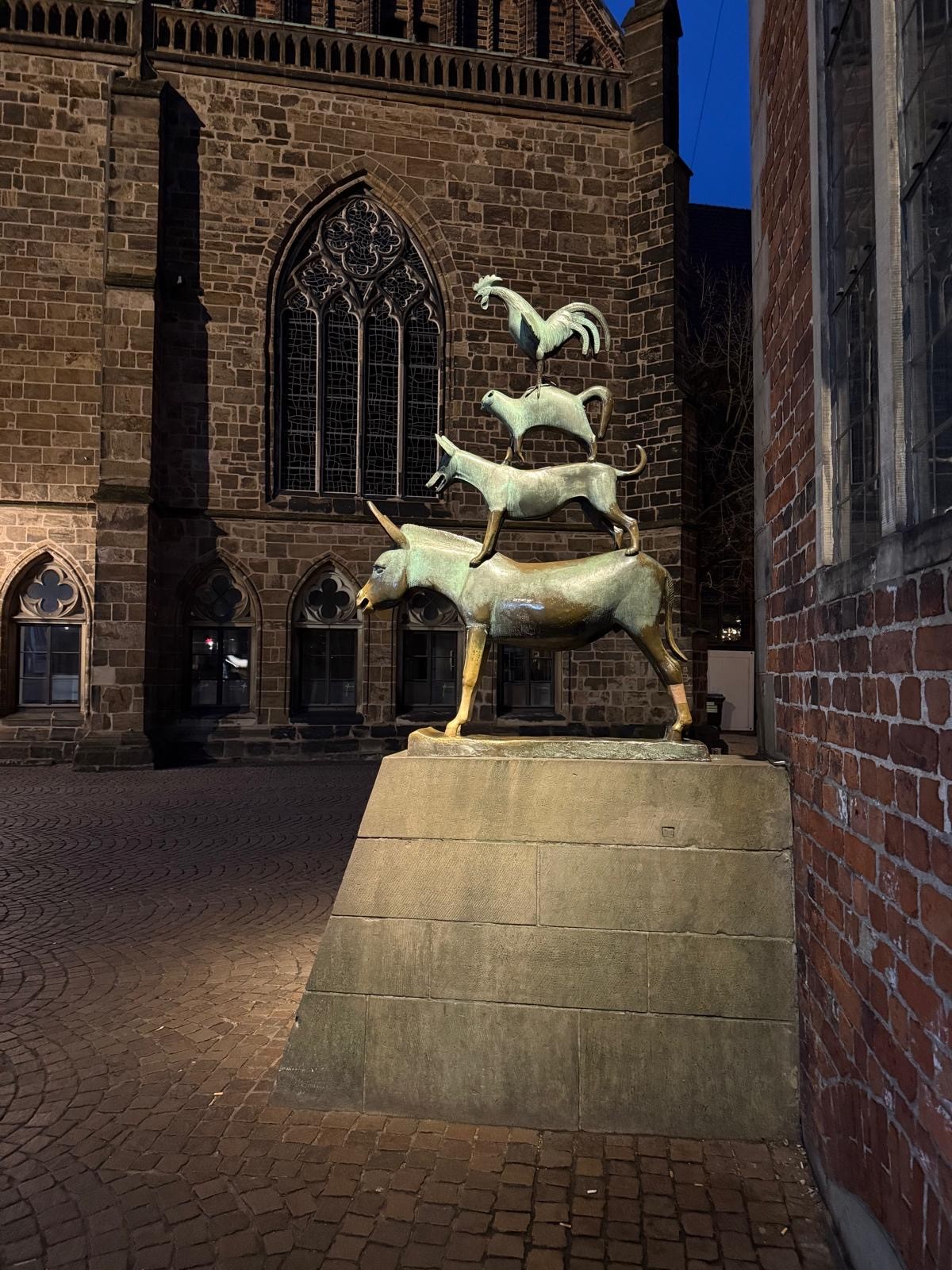 Bremer Stadtmusikanten bei Nacht